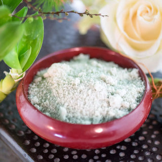 icelandic moonflower petal topped candle
